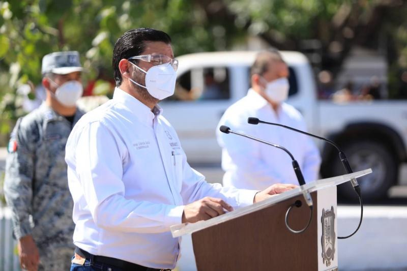 Antonio Echevarría hace entrega de bulevar, asta de bandera y permisos de taxi