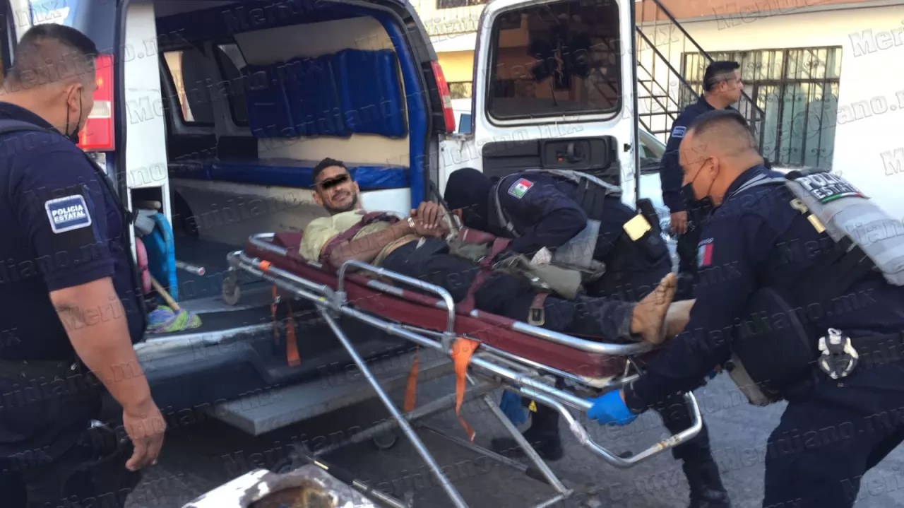 Poseído por sus demonios corrió al ver a la policía