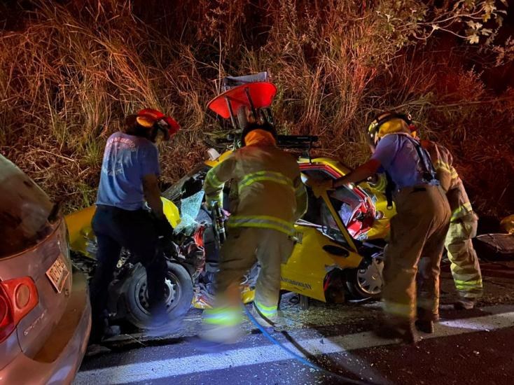 Rescatan a taxista prensado tras aparatoso accidente en la México 15