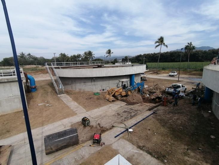 Reparan Línea de Aguas Negras