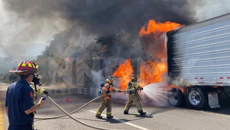 Se incendia tráiler sobre la autopista Tepic-Mazatlán