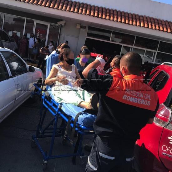 Hospitalizan a mujer que se desmayó afuera de banco santander