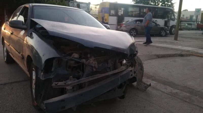 En Los Mochis se registra colisión entre dos vehículos