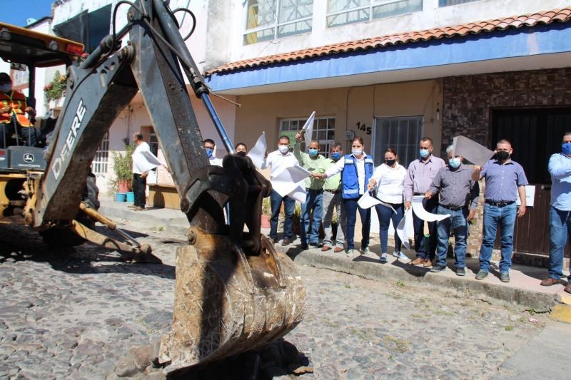 Da Nadia Ramírez banderazo a obras en Xalisco