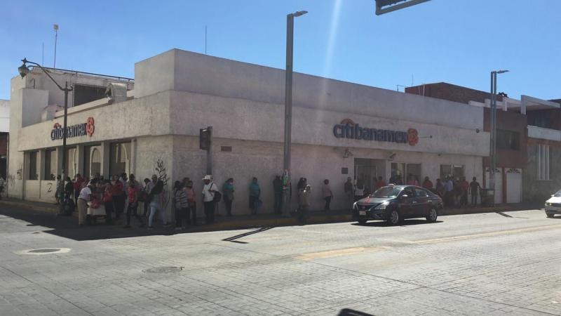 Lucen aglomeraciones en bancos de Tepic oootra vez