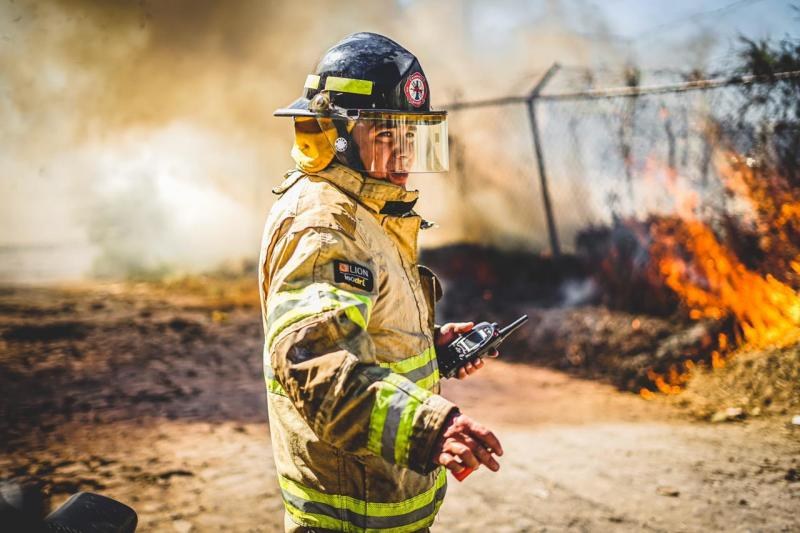 Sofocan incendio en terreno baldío de Villas de la Cantera