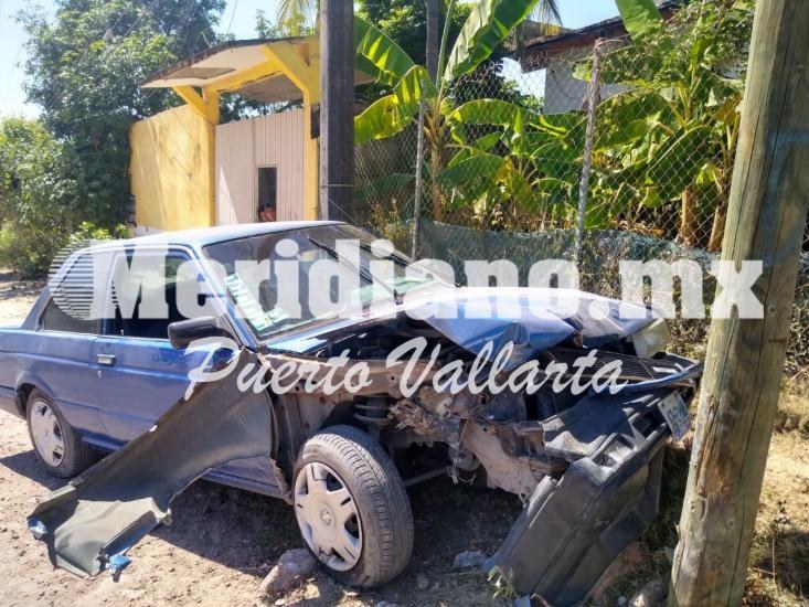 En la colonia el mangal… ¡auto chocó con un poste!