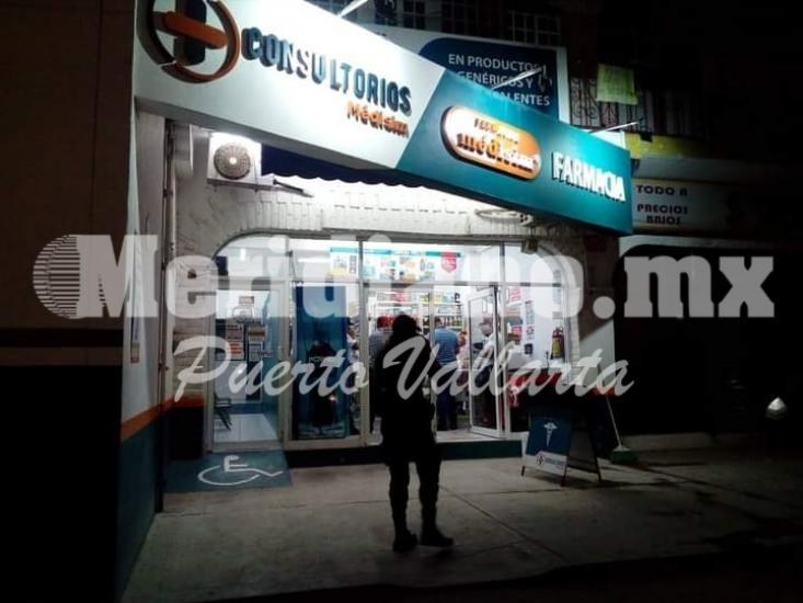 En mezcales… ¡empistolado asaltó una farmacia medisim!