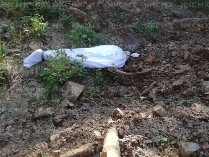 Localizan cuerpo encobijado en Compostela