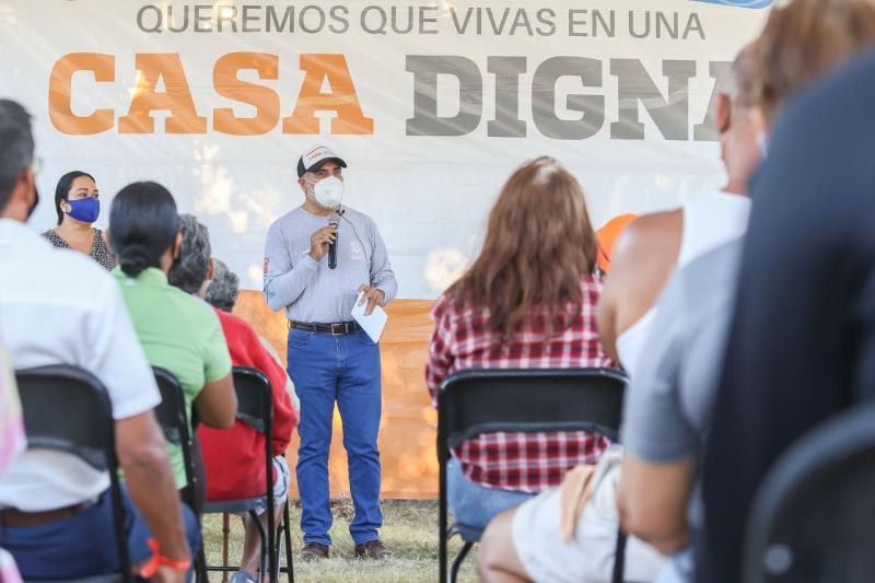 “Me Siento muy Orgullosa de Usted”,  Expresa Vecina a Arturo Dávalos