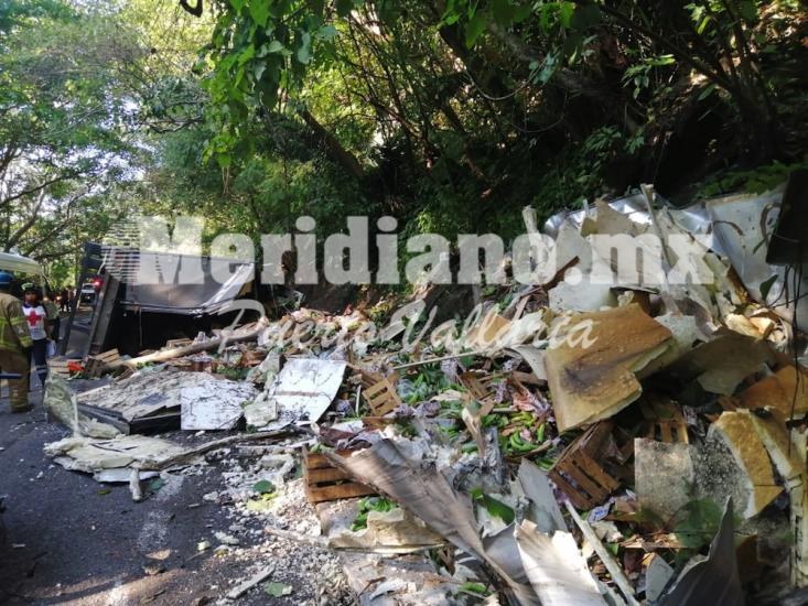 Cerca de boca de tomatlán…  ¡se volco un trailer!