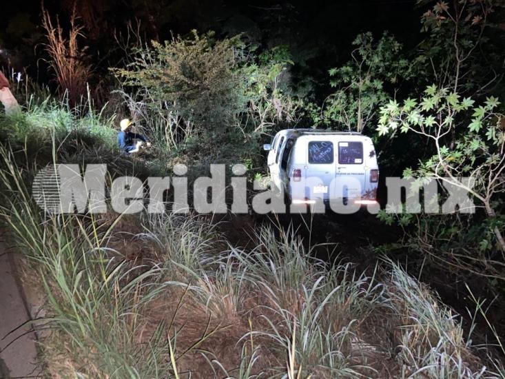 Frente a lago real… ¡“volo” una camioneta!