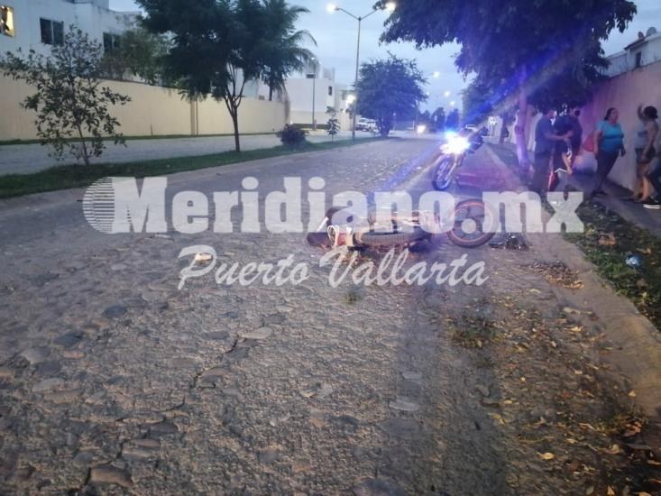 Se derrapo en banus… ¡hospitalizan grave a joven motociclista!