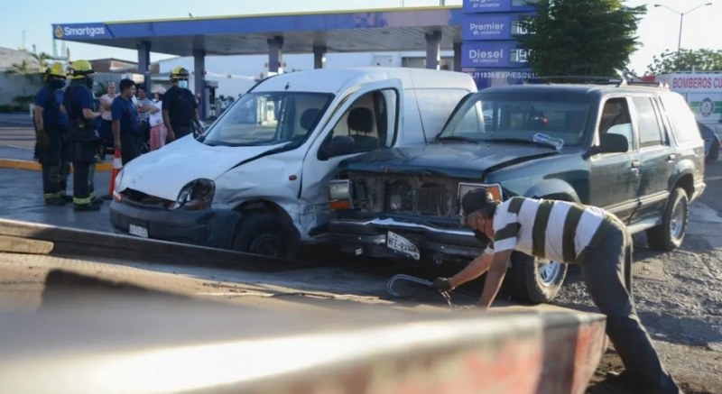 Mujer lesionada y 3 vehículos dañados en carambola registrada en Culiacan