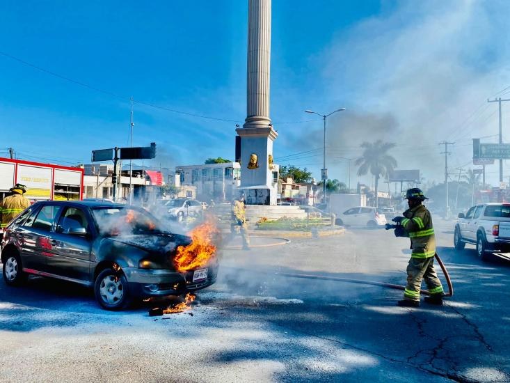Se incendia vehículo en la glorieta del Ángel de la Independecia