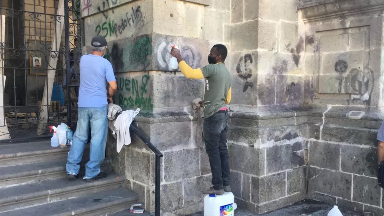 Voluntarios limpian pintas en la Catedral de Tepic