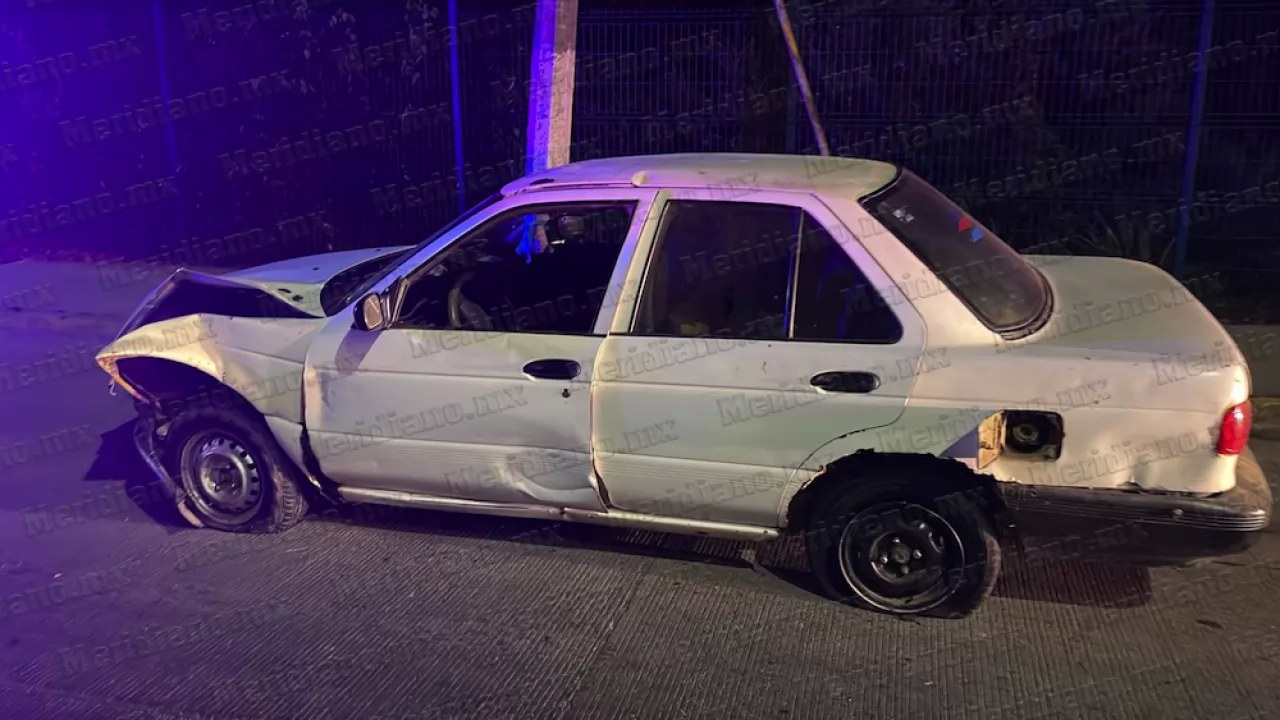 Destrozado abandonan Tsuru frente Plaza La Iguana