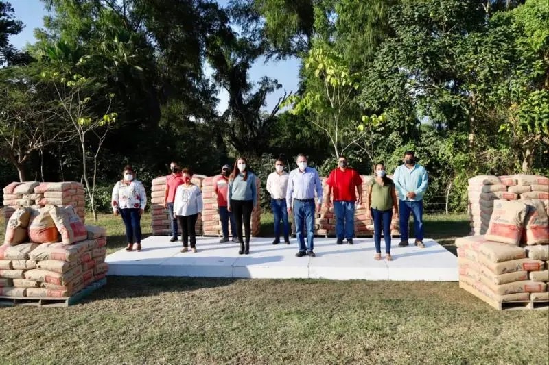 Entrega Gobierno de Bahía de Banderas 84 toneladas de cemento a 560 familias
