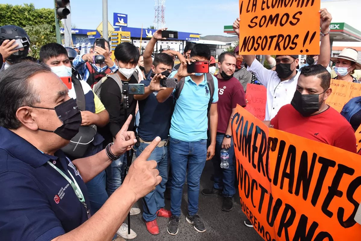 Manifestantes bloquean avenida Insurgentes