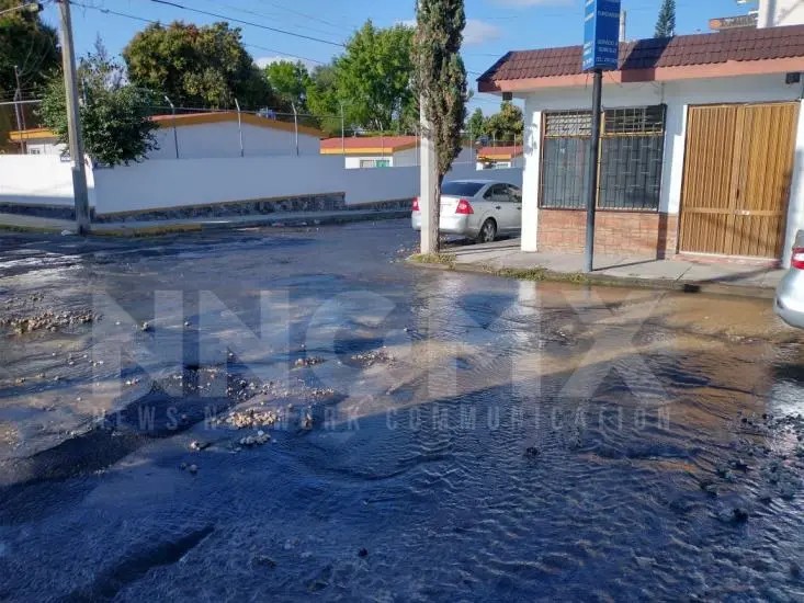 Miles de litros de agua inundan la colonia Versalles