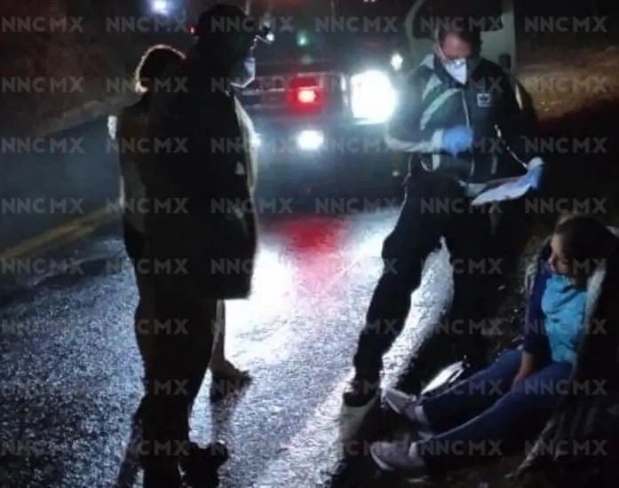 Mujer resulta lesionada tras aparatoso accidente de tráiler y compacto