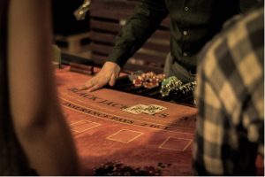 Mesa de juegos de casino online jugando a Blackjack