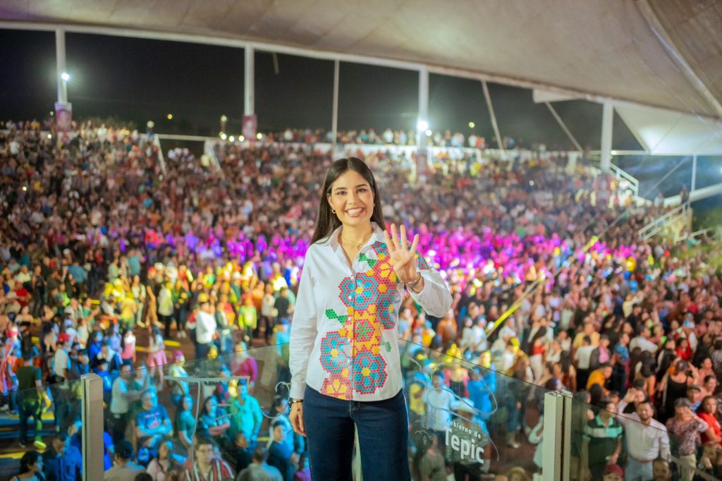 geraldine ponce festejando con tepicenses su triunfo