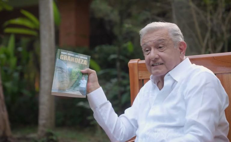 amlo reaparece tras retiro y presenta libro grandeza