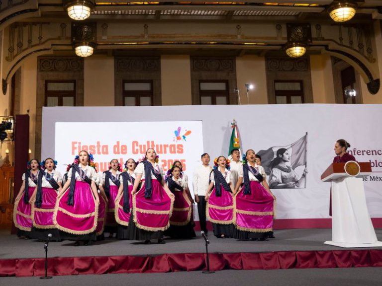 Un Zócalo para la infancia: 200 mil voces vibran en la 'Fiesta de Culturas Comunitarias'