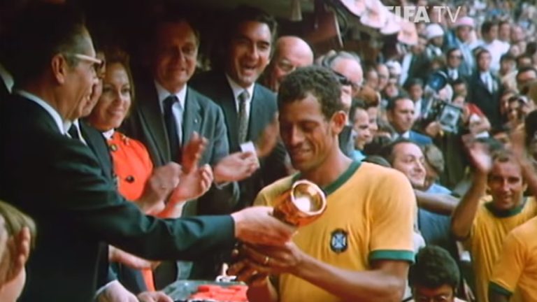 la copa jules rimet levantada por el capitan carlos alberto torres de la seleccion de brasil