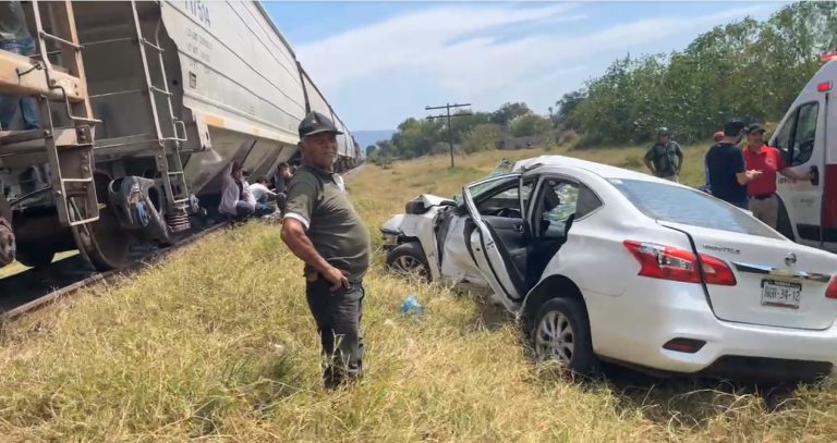 Tren embiste vehículo en Xalisco tras presunto intento de ganar el paso